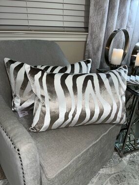 1-CALDEIRA NWT CUT VELVET ZEBRA DESIGN LUXURY LUMBAR DECORATIVE PILLOW
